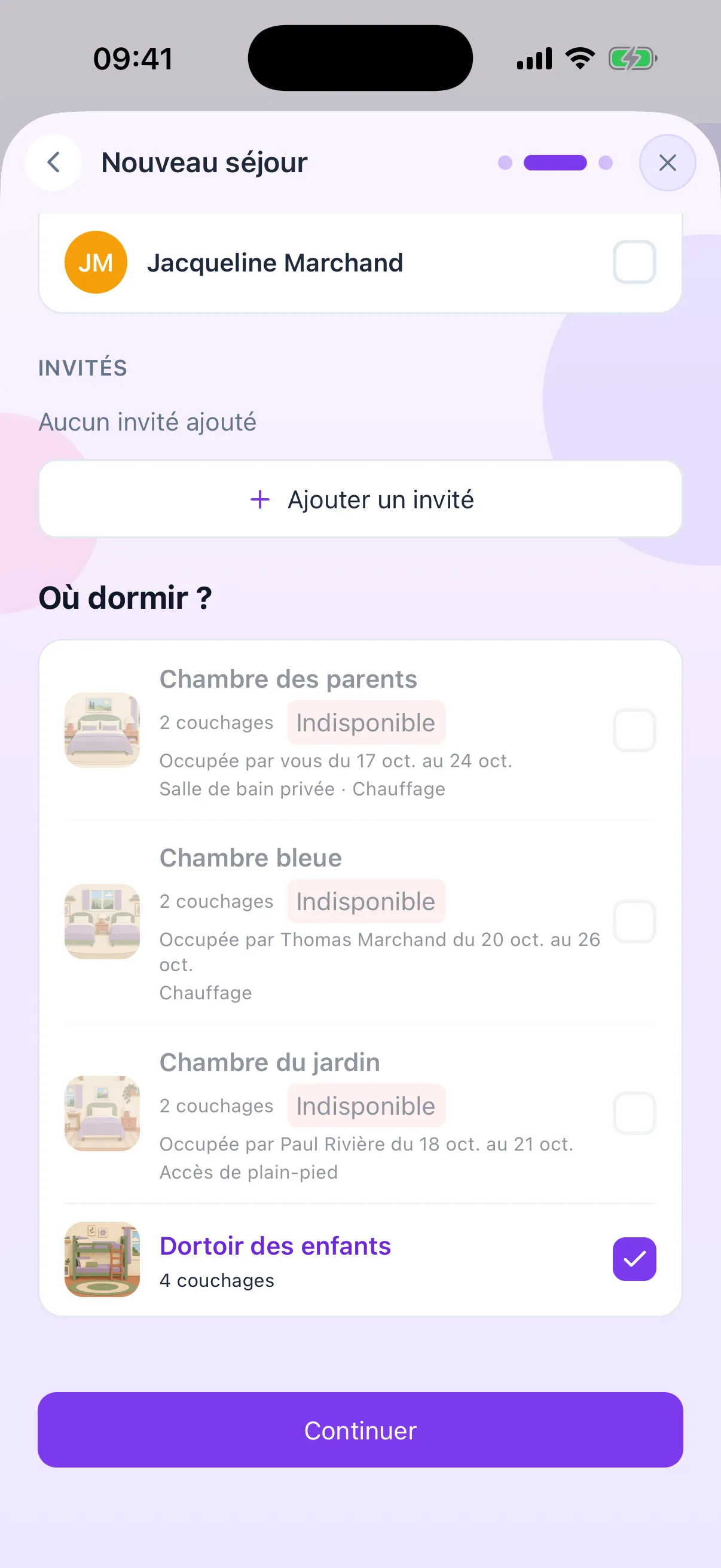 Choix des chambres en réservant : trois chambres « Indisponible », chacune avec le nom de la personne qui l’occupe et ses dates, et le dortoir des enfants, libre, coché.